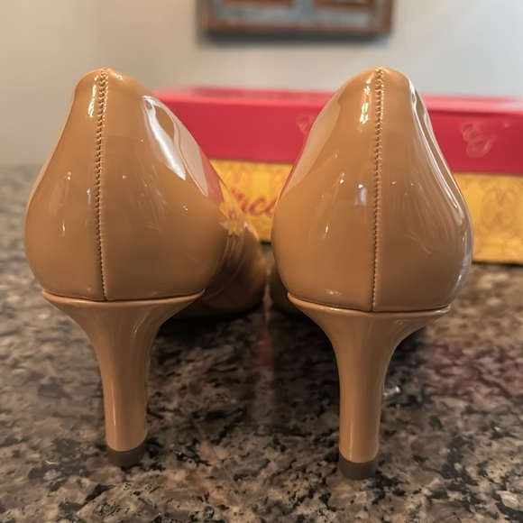 Easy street pointe nude patent leather pump 2.5 inch heel NIB 9.5 - Picture 7 of 10